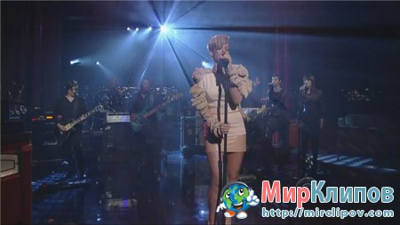 Rihanna - Russian Roulette (Live, Late Show With David Letterman)