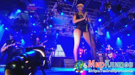 Rihanna - Russian Roulette (Live, Radio 1S Big Weekend, 2010)