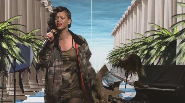 Rihanna - Diamonds (Live, Saturday Night Live, 10.11.2012)