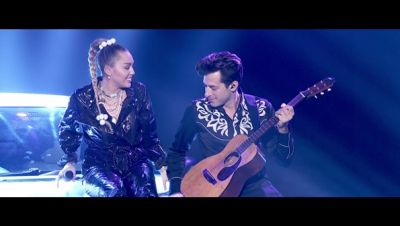 Mark Ronson ft. Miley Cyrus - Nothing Breaks Like a Heart (Live on Graham Norton)