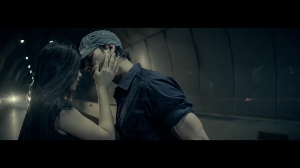 Enrique Iglesias ft. Descemer Bueno, Gente De Zona - Bailando