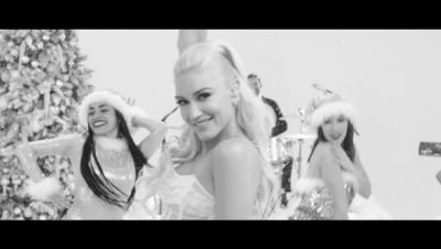 Gwen Stefani - You Make It Feel Like Christmas (Monday Night Show)